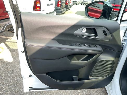 New 2026 Chrysler Pacifica Select image 6