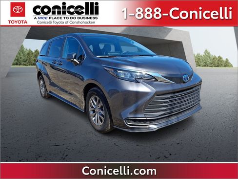 Used 2025 Toyota Sienna LE image 1