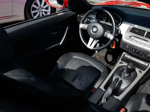 Used 2005 BMW Z4 2.5i image 14