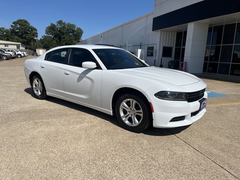 Used 2022 Dodge Charger SXT RWD image 2