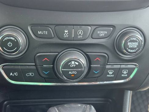 Used 2020 Jeep Cherokee Trailhawk w/ Cold Weather Group AWD/4WD image 35