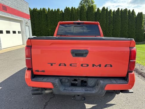 Used 2024 Toyota Tacoma TRD Sport w/ TRD Sport Premium Package AWD/4WD image 4
