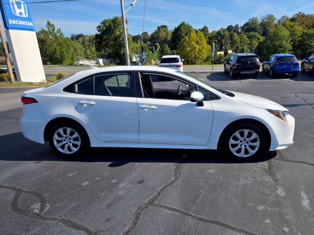 Used 2025 Toyota Corolla LE FWD image 9