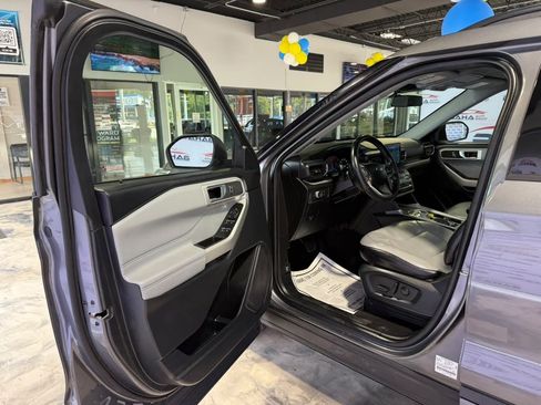 Used 2021 Ford Explorer XLT w/ Equipment Group 202A AWD/4WD image 35
