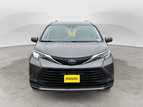 Used 2023 Toyota Sienna LE image 8