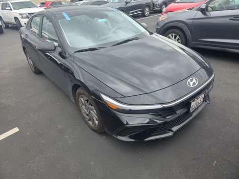 Used 2024 Hyundai Elantra SEL image 2