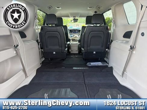 Used 2024 Chrysler Pacifica Touring-L FWD image 29