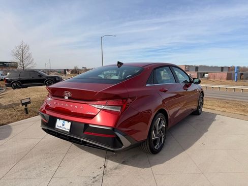 Used 2025 Hyundai Elantra Limited FWD image 9