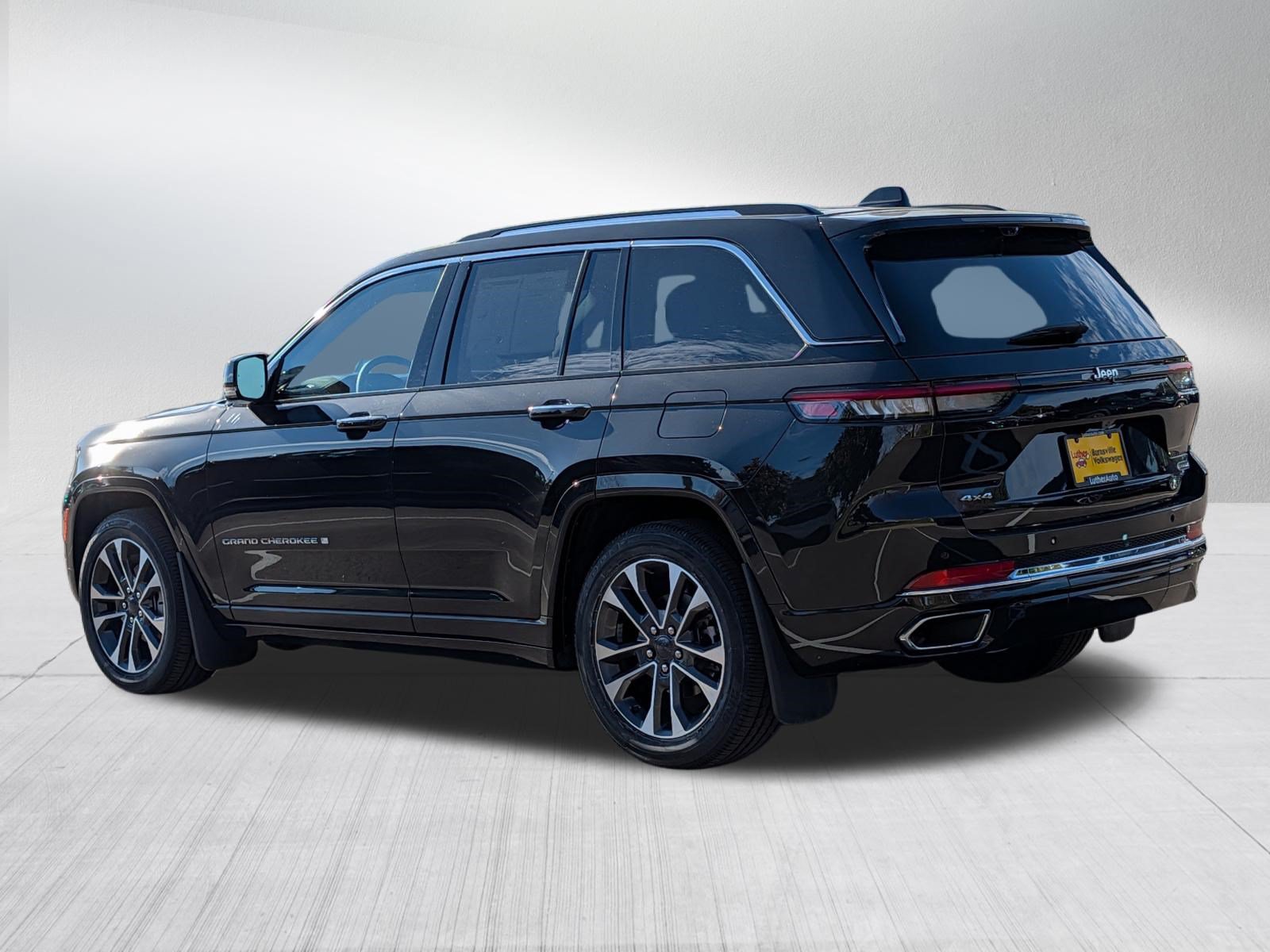 Used 2023 Jeep Grand Cherokee Overland w/ Luxury Tech Group IV AWD/4WD image 5