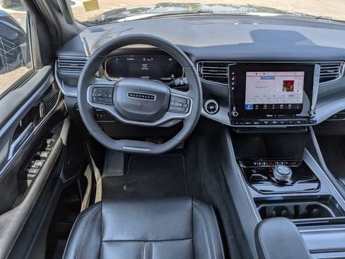 Used 2025 Jeep Wagoneer L 4WD w/ Premium Group I image 18