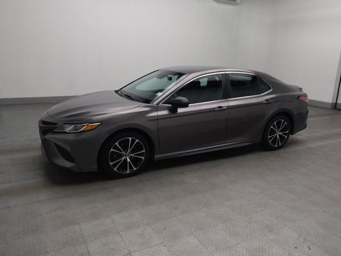 Used 2018 Toyota Camry SE image 2