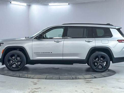 Used 2023 Jeep Grand Cherokee L Laredo AWD/4WD image 5