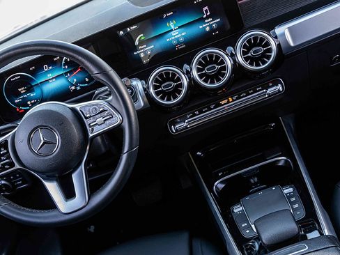 Used 2022 Mercedes-Benz GLB 250 4MATIC image 21