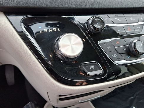 Used 2024 Chrysler Pacifica Touring-L FWD image 12
