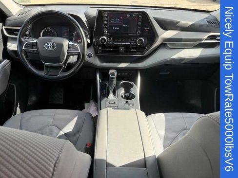 Used 2022 Toyota Highlander LE AWD/4WD image 14