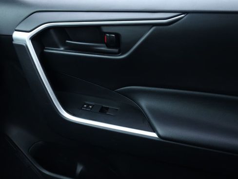 Used 2021 Toyota RAV4 LE image 12