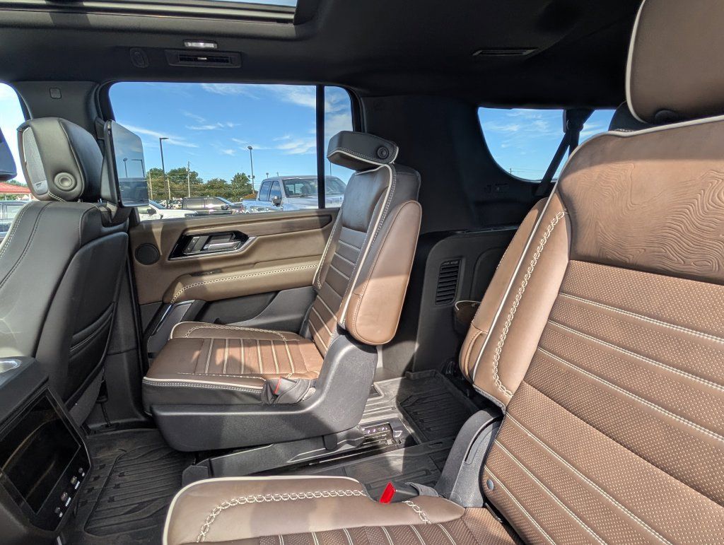 Used 2026 GMC Yukon XL Denali Ultimate w/ LPO, Floor Liner Package AWD/4WD image 10