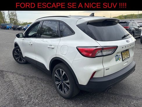 Used 2022 Ford Escape SE w/ SE Sport Appearance Package AWD/4WD image 3