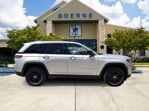 Used 2024 Jeep Grand Cherokee Laredo RWD image 6
