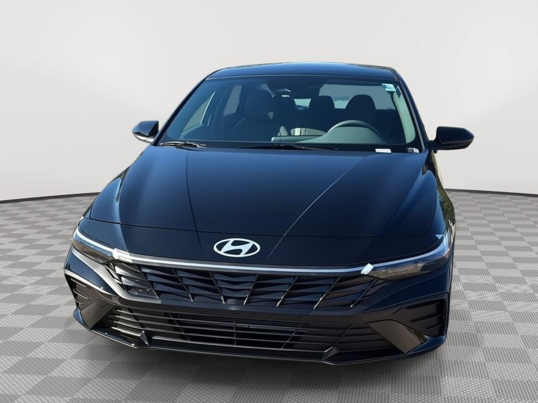 Used 2026 Hyundai Elantra SE FWD image 2