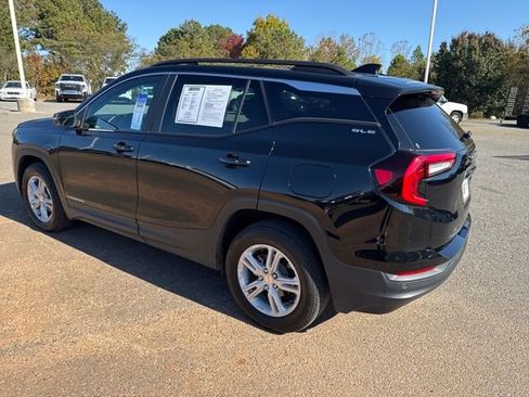 Used 2022 GMC Terrain SLE w/ Driver Convenience Package image 3