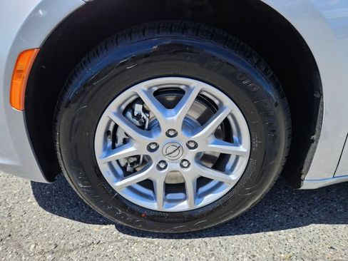Used 2024 Chrysler Pacifica Touring-L FWD image 10