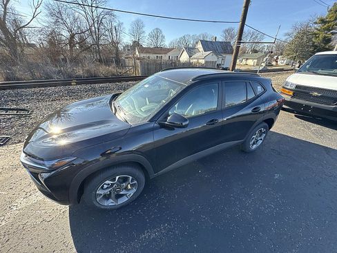 New 2026 Chevrolet Trax LT w/ Driver Confidence Package image 2