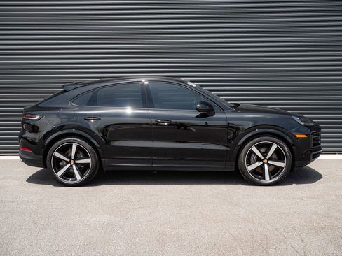 Certified 2024 Porsche Cayenne Coupe AWD/4WD image 28