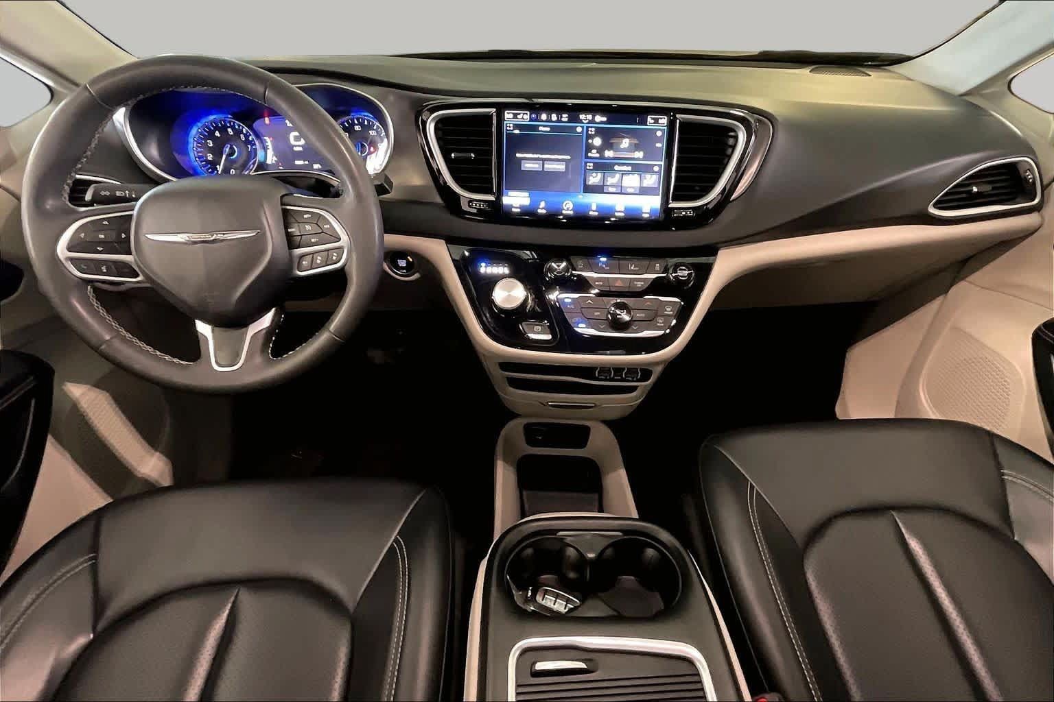 Used 2024 Chrysler Pacifica Touring-L FWD image 13