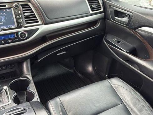 Used 2017 Toyota Highlander FWD V6 image 28