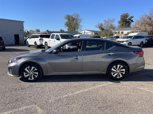 Used 2024 Nissan Altima 2.5 S image 2