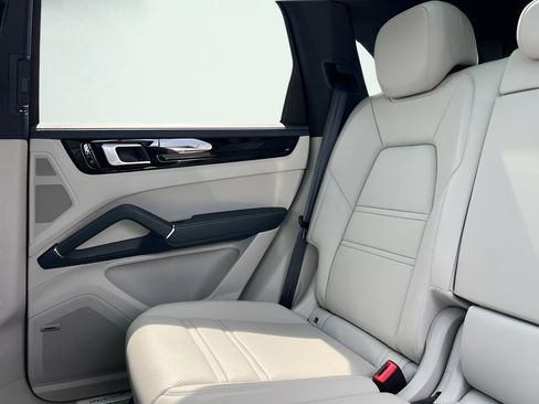 Used 2021 Porsche Cayenne AWD/4WD image 21
