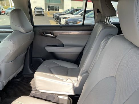 Used 2025 Toyota Highlander Limited image 16
