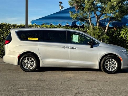 Used 2024 Chrysler Pacifica Touring-L image 3