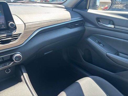 Used 2025 Nissan Altima 2.5 SV FWD image 35