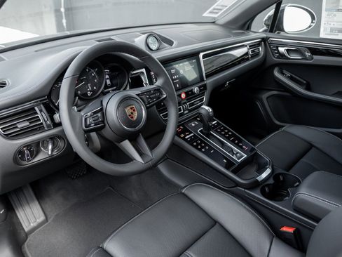 Certified 2025 Porsche Macan image 4