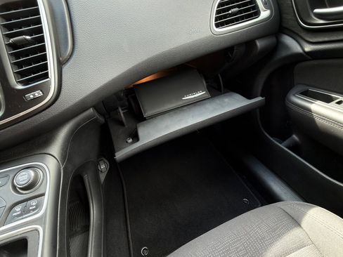 Used 2015 Chrysler 200 Limited image 25