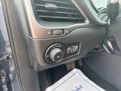 Used 2022 Jeep Cherokee Latitude AWD/4WD image 16