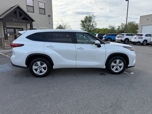Used 2023 Toyota Highlander LE FWD image 9
