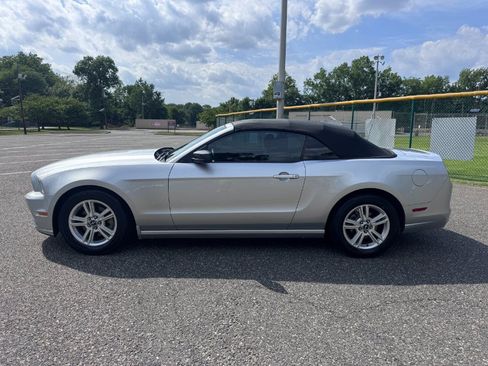 Used 2013 Ford Mustang Convertible RWD image 4
