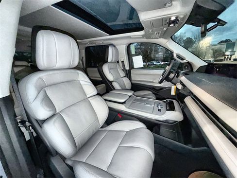 New 2025 Lincoln Navigator L Reserve image 27