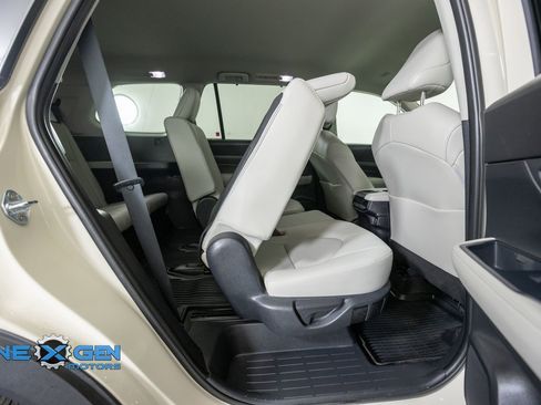Used 2024 Toyota Grand Highlander AWD image 38
