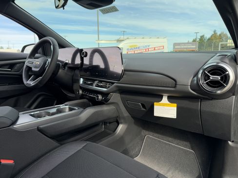 New 2026 Chevrolet Equinox EV LT image 18