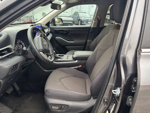 Used 2025 Toyota Highlander LE image 24
