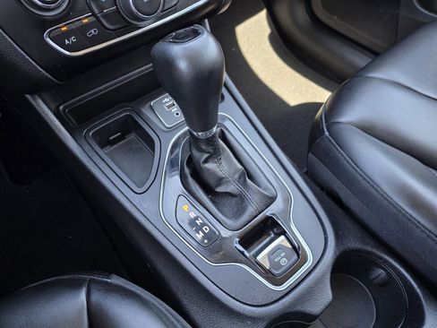 Used 2020 Jeep Cherokee Latitude Plus FWD image 24