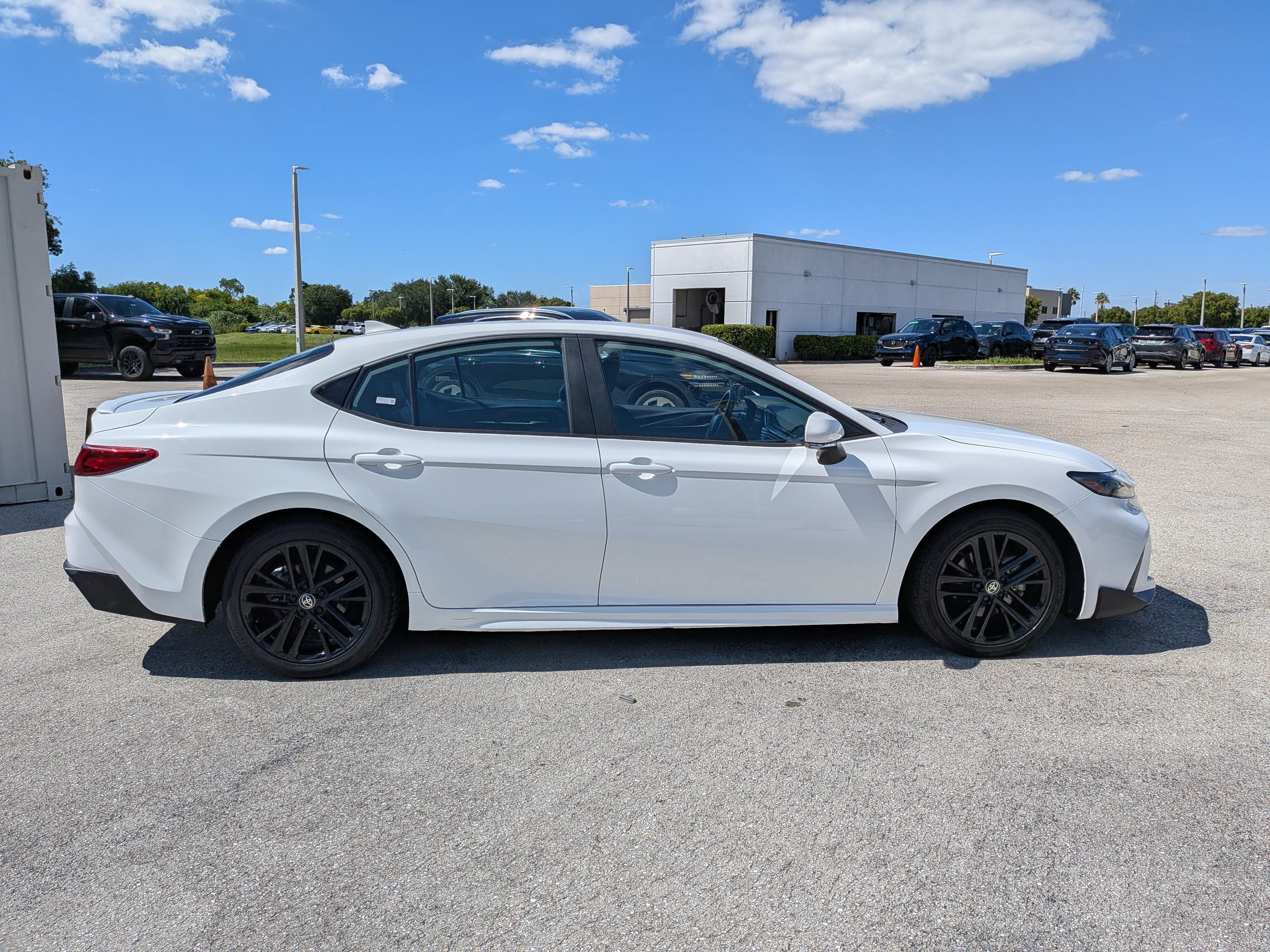 Used 2025 Toyota Camry SE FWD image 3