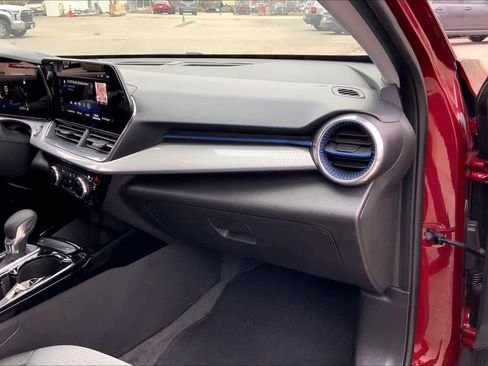 Used 2025 Chevrolet Trax LT image 17