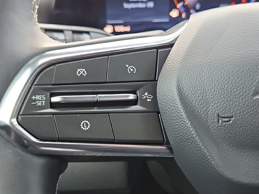 Used 2025 Chevrolet Traverse LT w/ Driver Confidence Package FWD image 23