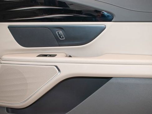Used 2024 Lincoln Nautilus Premier AWD/4WD image 11