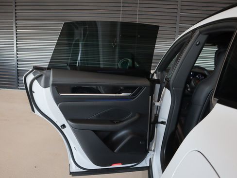 Certified 2025 Porsche Macan 4 Electric AWD/4WD image 25